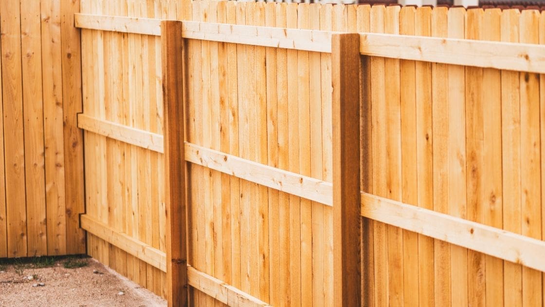 When it comes to fence panels, should you make your own or buy readymade? These are the pros and cons of each option to help you make an informed decision.